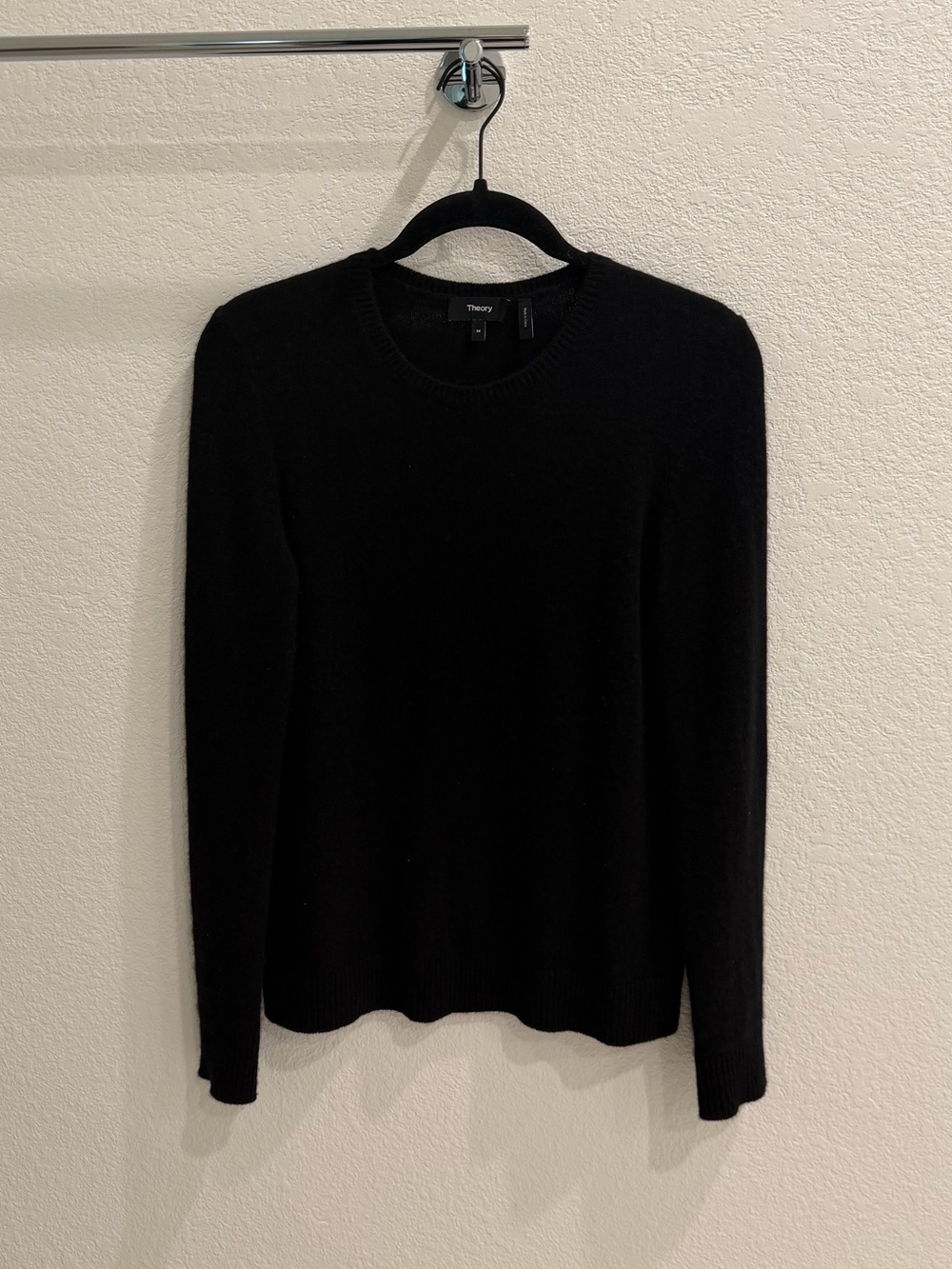 Classic 100% cashmere fitted crew neck sweater